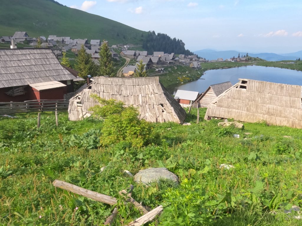 Prokoško jezero Vranica 1636 m.n.v. Katuni ili Čobanske kolibe